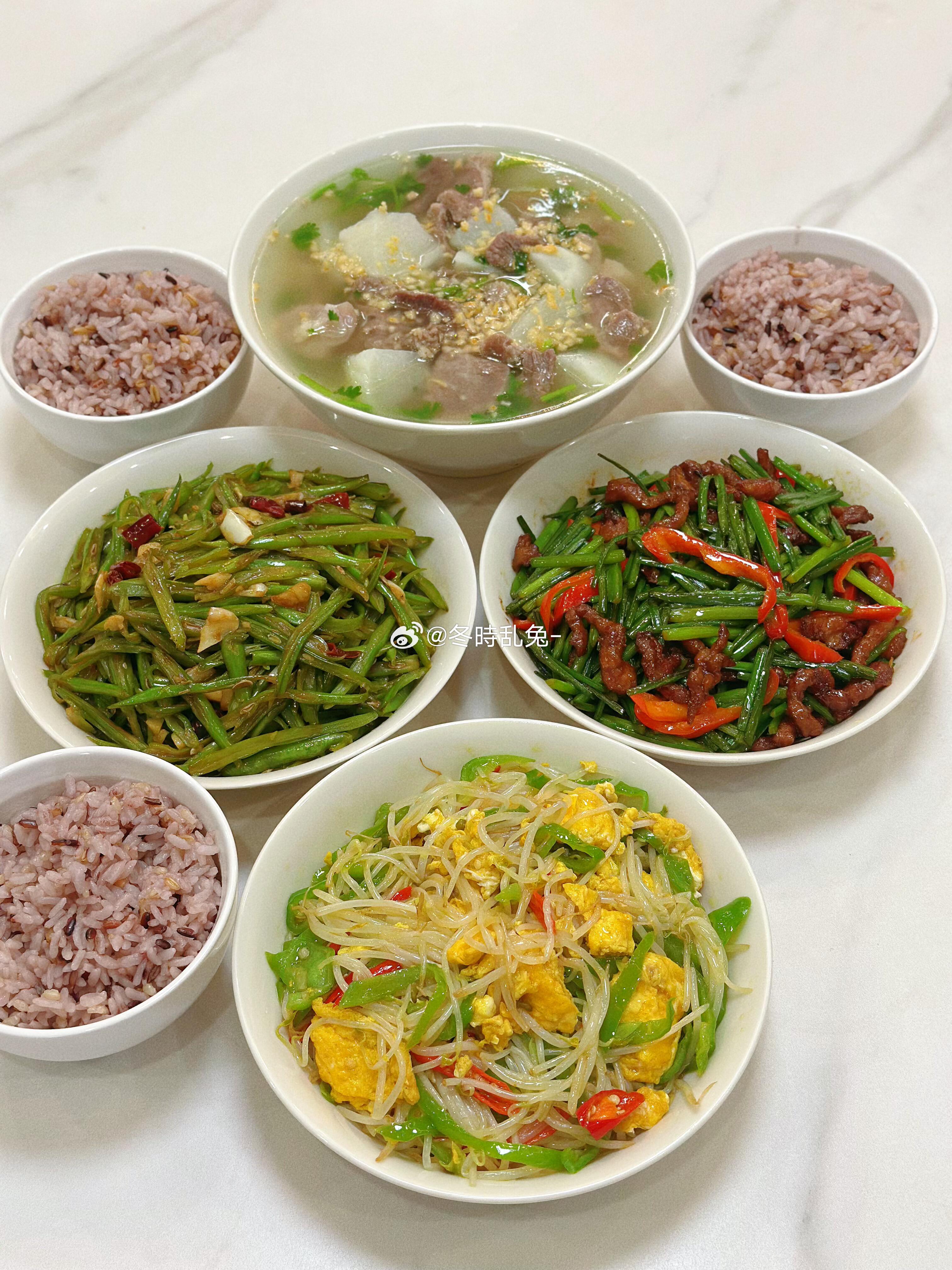 今天的晚餐：今天吃青椒绿豆芽炒鸡蛋小炒四季豆韭菜苔炒肉丝清炖牛腩萝卜！