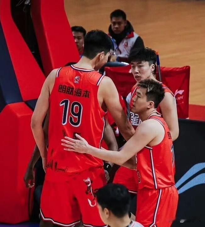 绝对强点！徐昕谈郭艾伦：“伦哥的贡献真的非常大。”“有他这个绝对强点。”