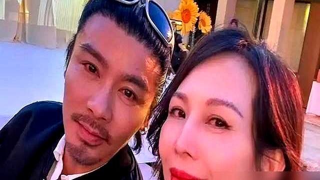 蔡少芬正发脾气，张晋扔下一句“我出去一下”扭头走了。换作别人早冷战了，他倒好，回来拎着两杯奶茶往桌上