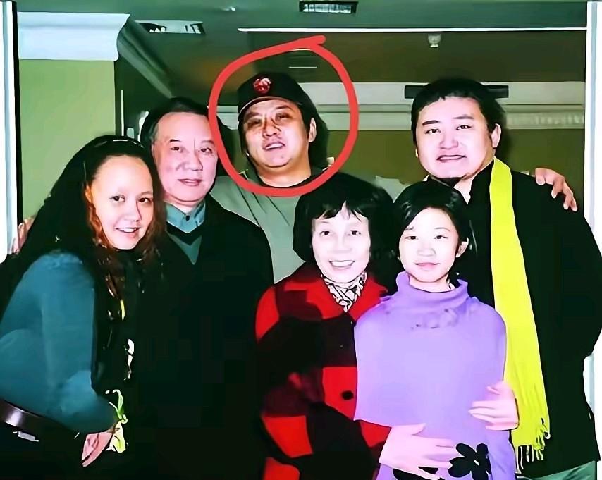刘欢的离去让他的岳父和岳母无比悲痛，两位80多岁的老人精神上承受着很大的打击。一