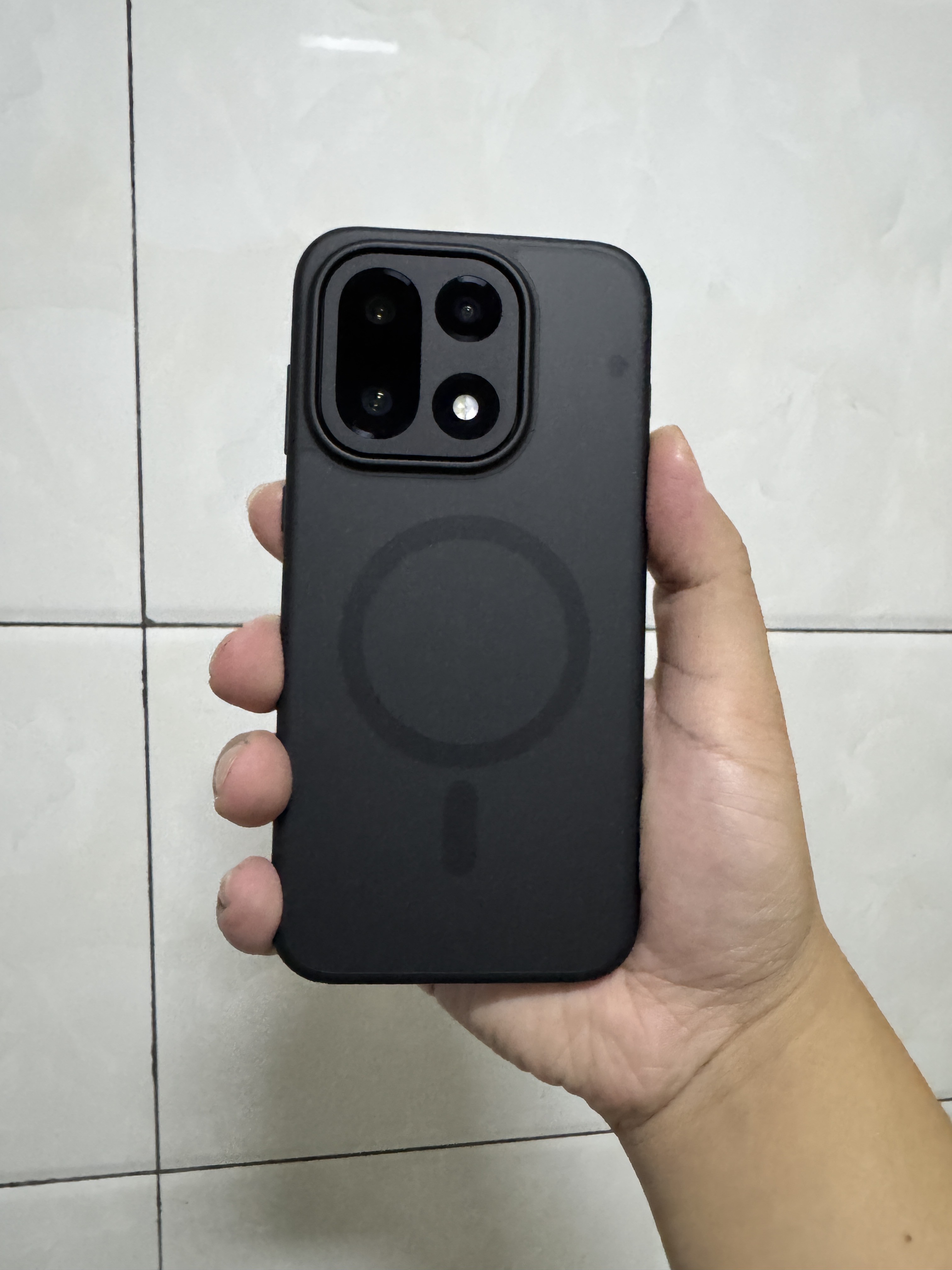 一加15绝对黑配色手机，搭配霍尔开关磁吸碳黑机甲壳晒单来了一体性还不错，挺搭