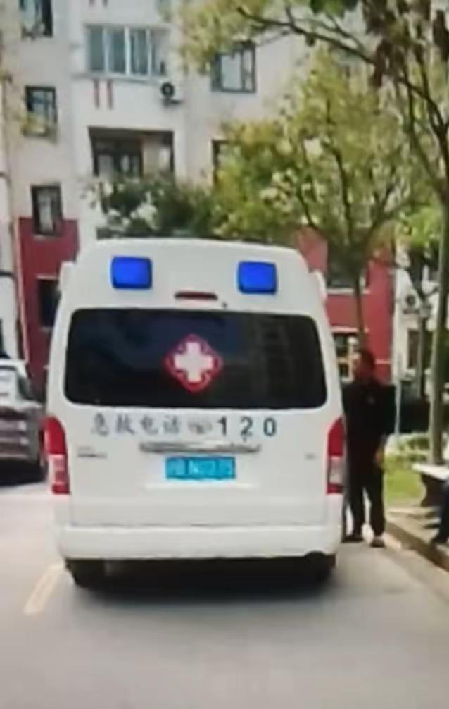 他走在了父母前头！王平前几天照顾重病双亲，心力憔悴，吞药自杀未遂。王平老年痴呆的