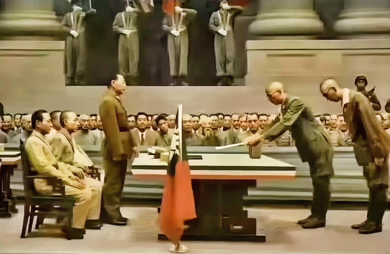 不要被油画骗了！那张日本人鞠躬的彩色油画，是二次艺术加工，而真正的投降场景，早被