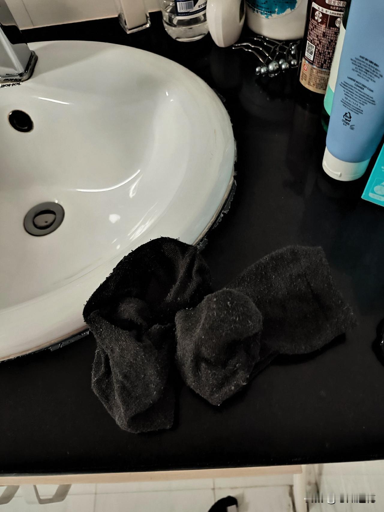 结婚34年了，他的生活习惯从未改变过，年轻时，常为此干架。不喊他洗澡洗脚，他