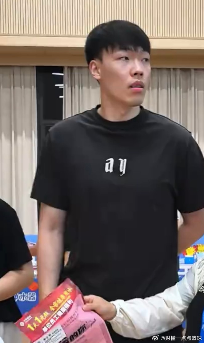 许久没有公开露面的张昊，昨天出现在贺州桂BA的赛事现场。在上赛季CBA联赛里，张