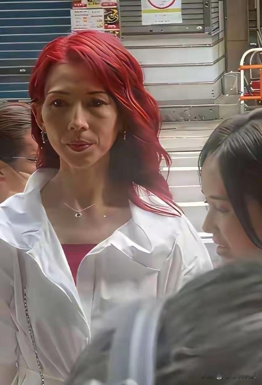 蔡少芬一脸苦相！有钱的人活得滋润什么都不要操心自然平和富态，蔡少芬虽