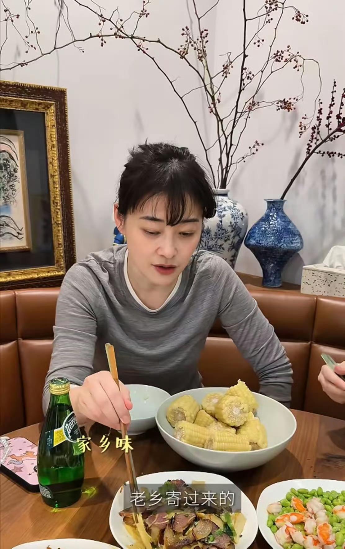 梅婷在家休息时，婆婆特意为她送来了丰盛的饭菜——六道精心烹制的菜肴，还有热腾腾的