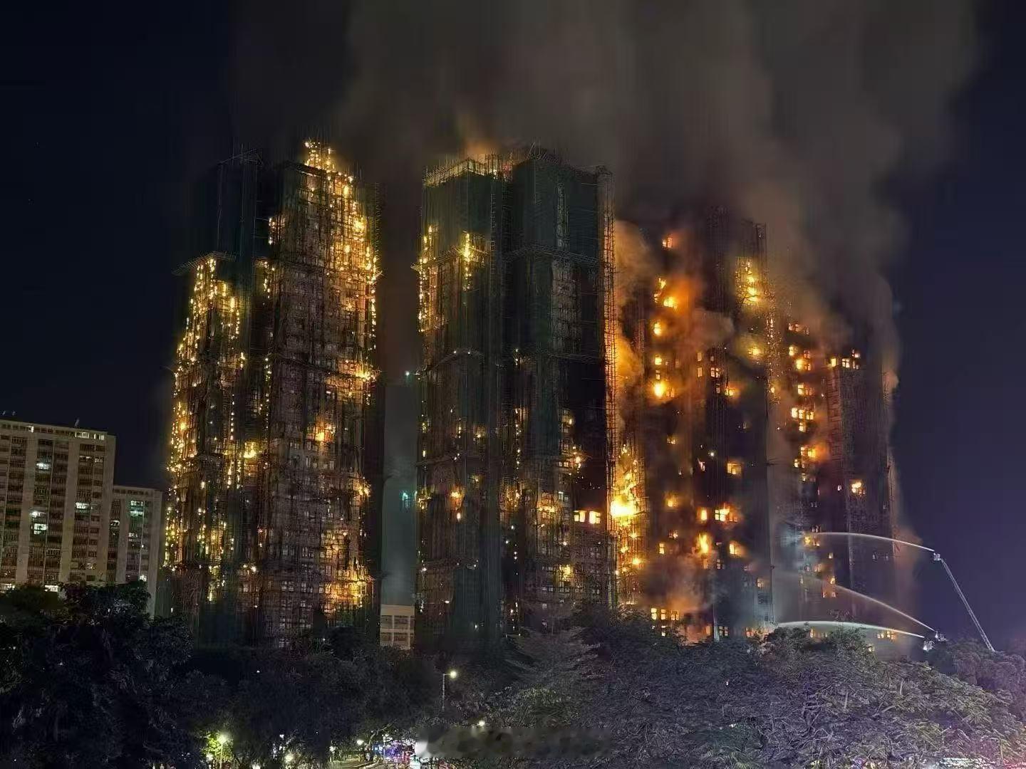 香港火灾已致44人遇难目前44人遇难，3名工程负责人以“误杀”被捕。竹子的脚手架