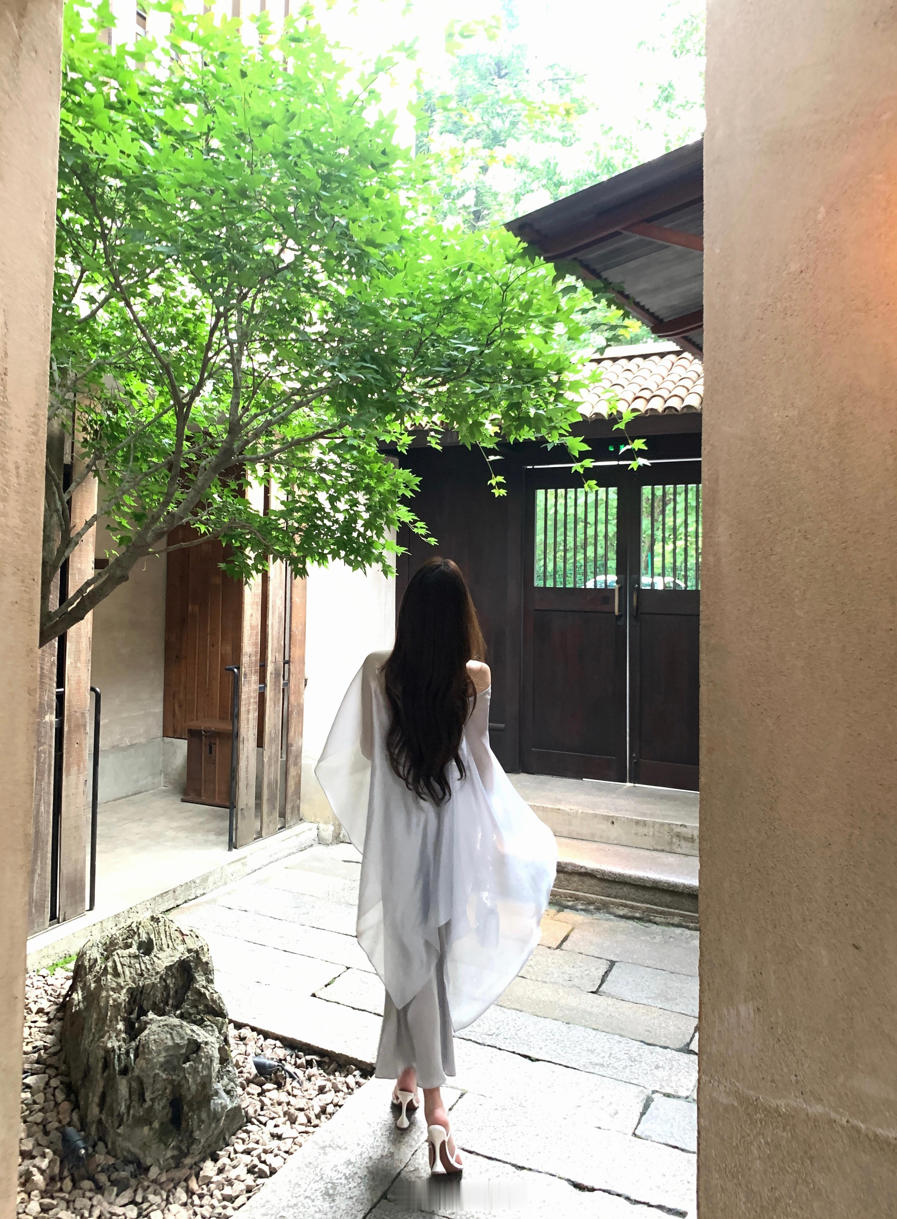 ✨🍵🪵美到失语的温柔清冷感真是随便站在那里就被美晕！同色系的网纱披肩算是给这