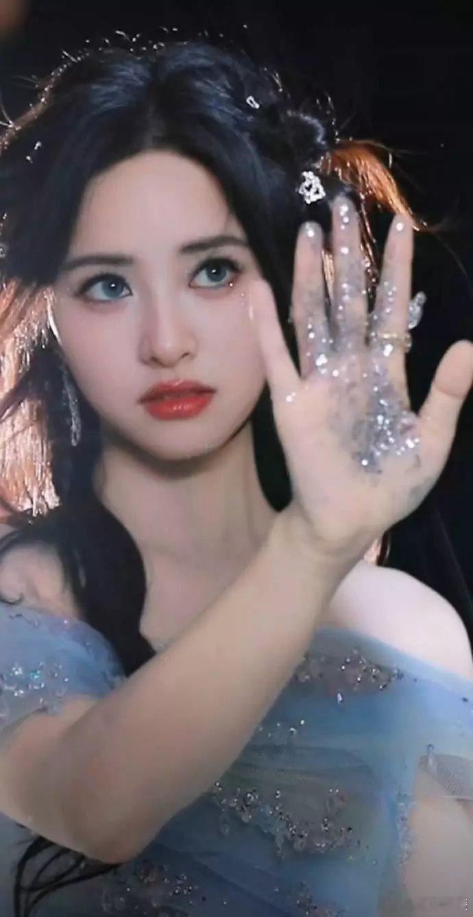 文亦娱乐沈月穿蓬蓬裙造型灵动好像雪中蹦跳的小鹿