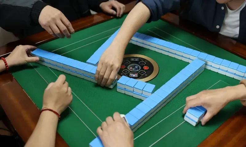 昨天下午打麻将可算是赢了一回，不多，七百多元。不为赢多少钱，就想证明自己也有能赢