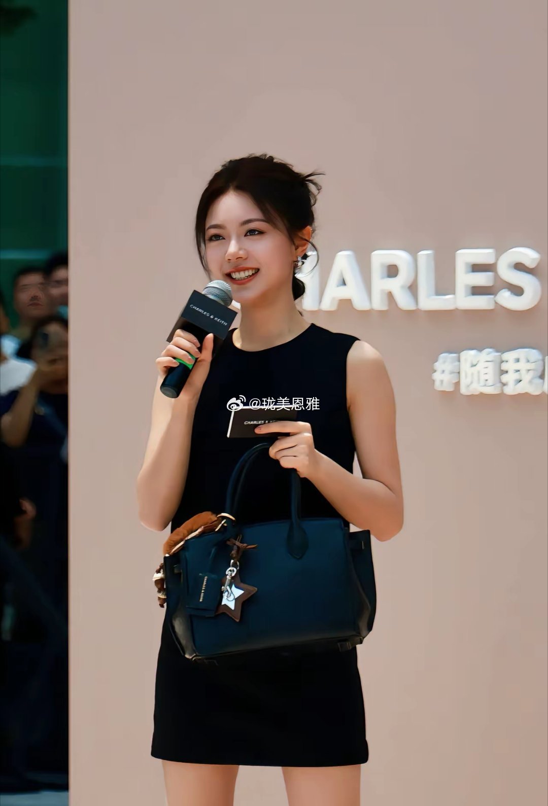 赵今麦成都现场麦麦真的好甜啊，现场的姐妹们也是很拼了，这么热的天排着等