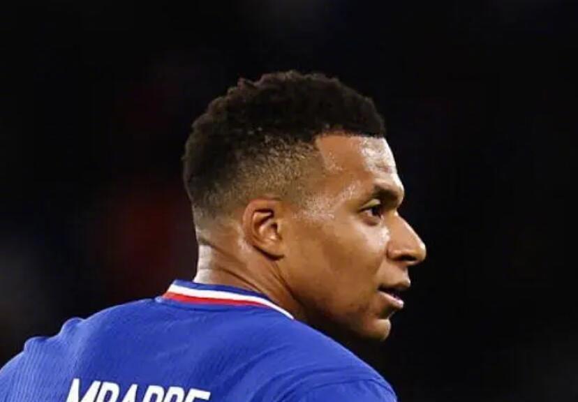 本轮世欧预，法国4-0乌克兰，姆巴佩收获职业生涯第400粒进球。数据统计，姆巴佩