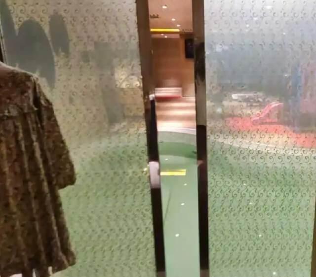 浙江嘉兴，女子进入一家洗浴中心洗澡，刚刚泡完澡出来，还没来得及穿衣服，就闯进来一