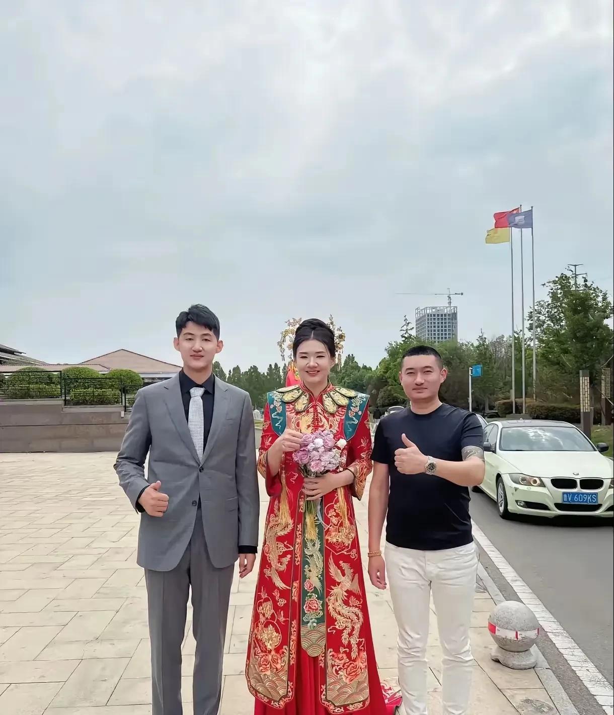 女排奥运冠军杨方旭在5月5日举行婚礼，婚礼现场很低调，没有同时期队友们到现场参加