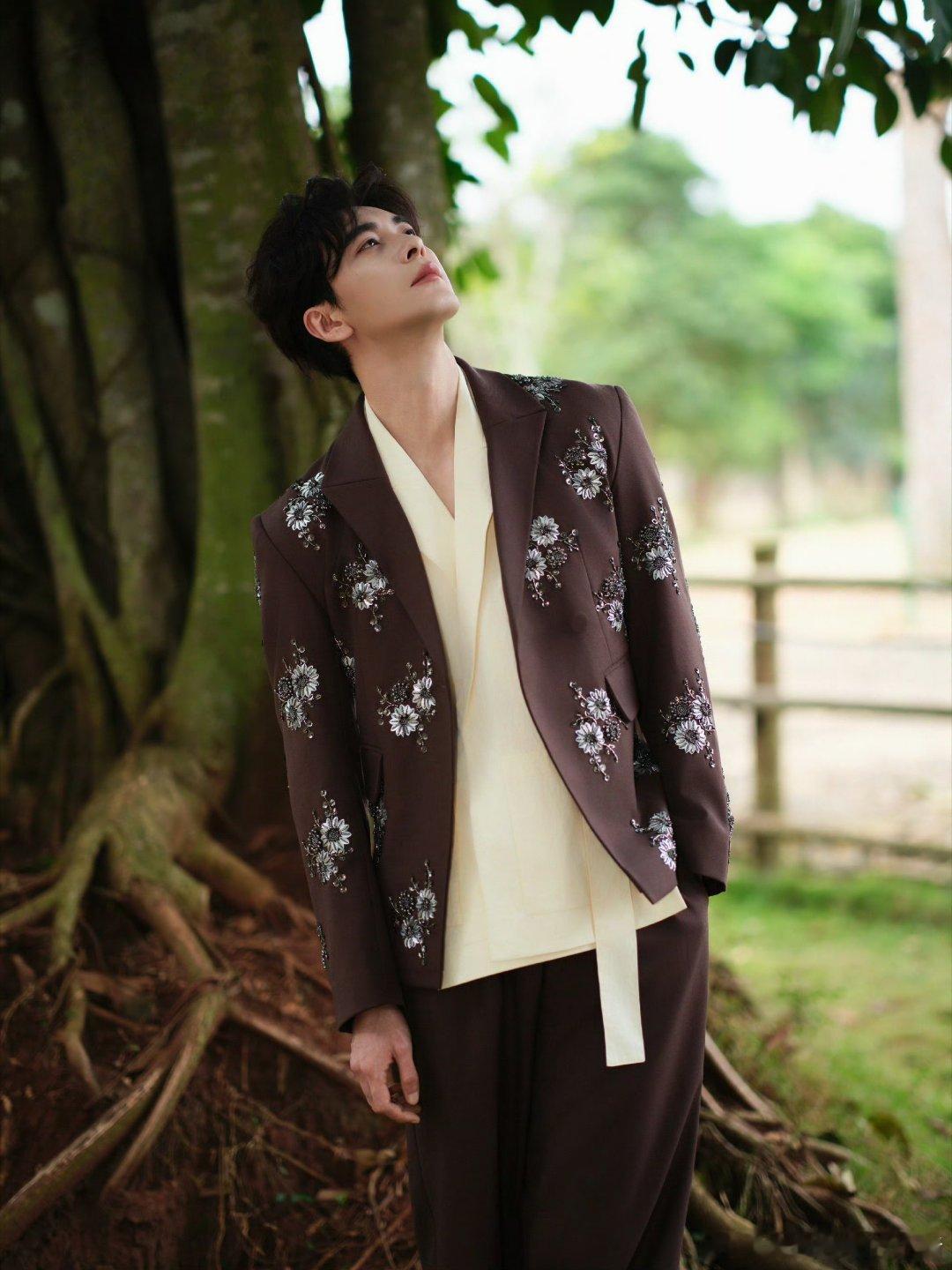 陈星旭金鹅奖活动造型出图，好绝的一身