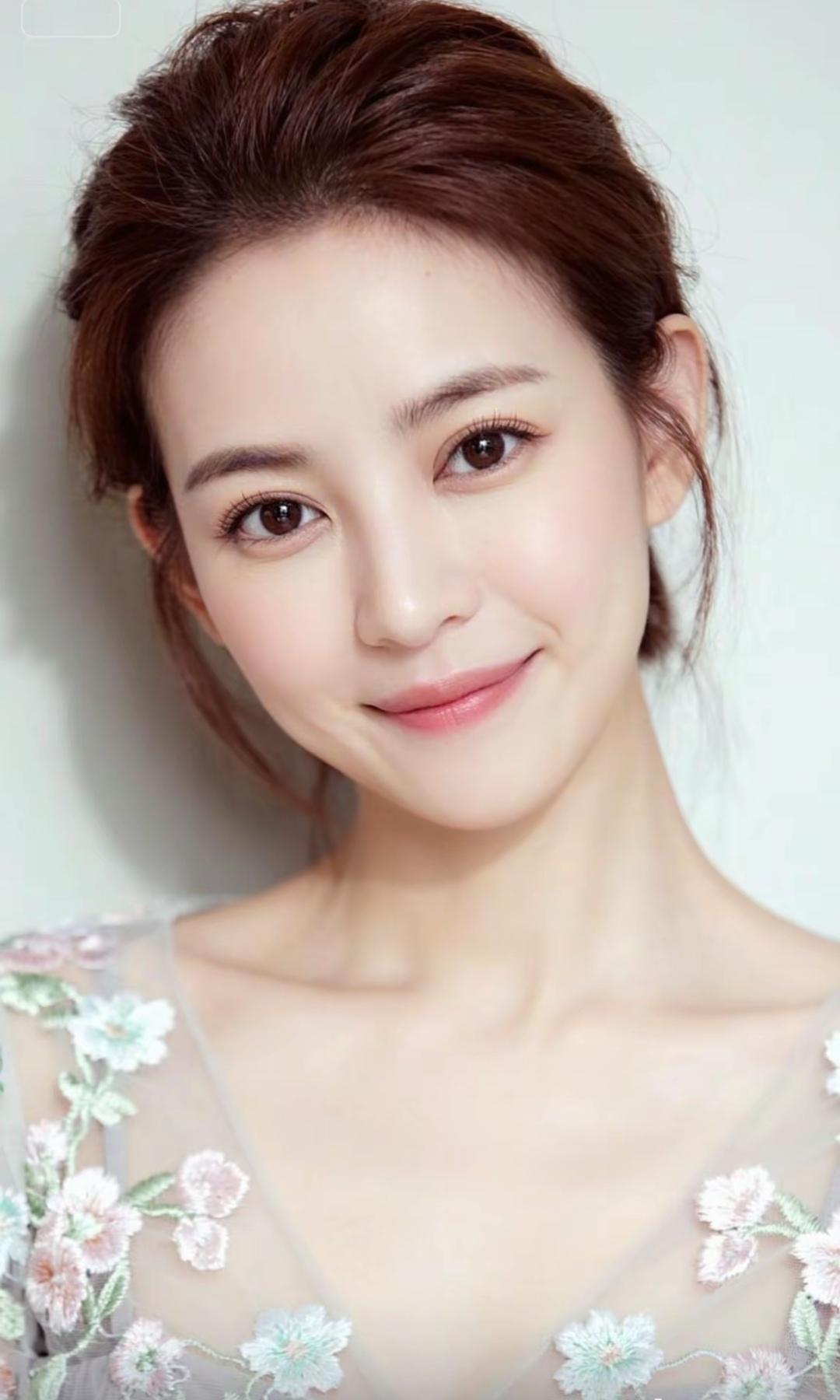 花间笑语，春光满面。