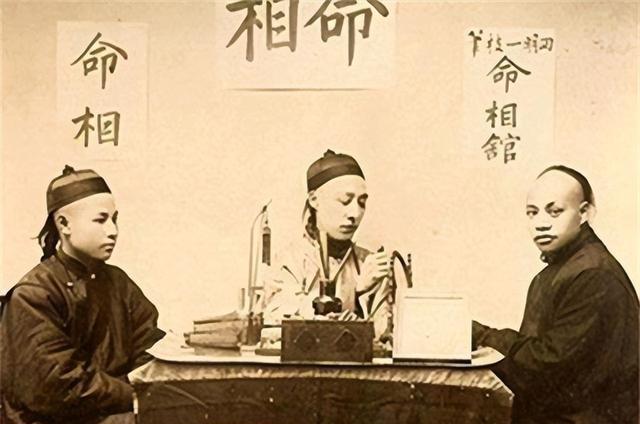 相士朱建平给曹丕算命说能活80岁，结果曹丕40岁逝世三国乱世，人心如浮萍，玄