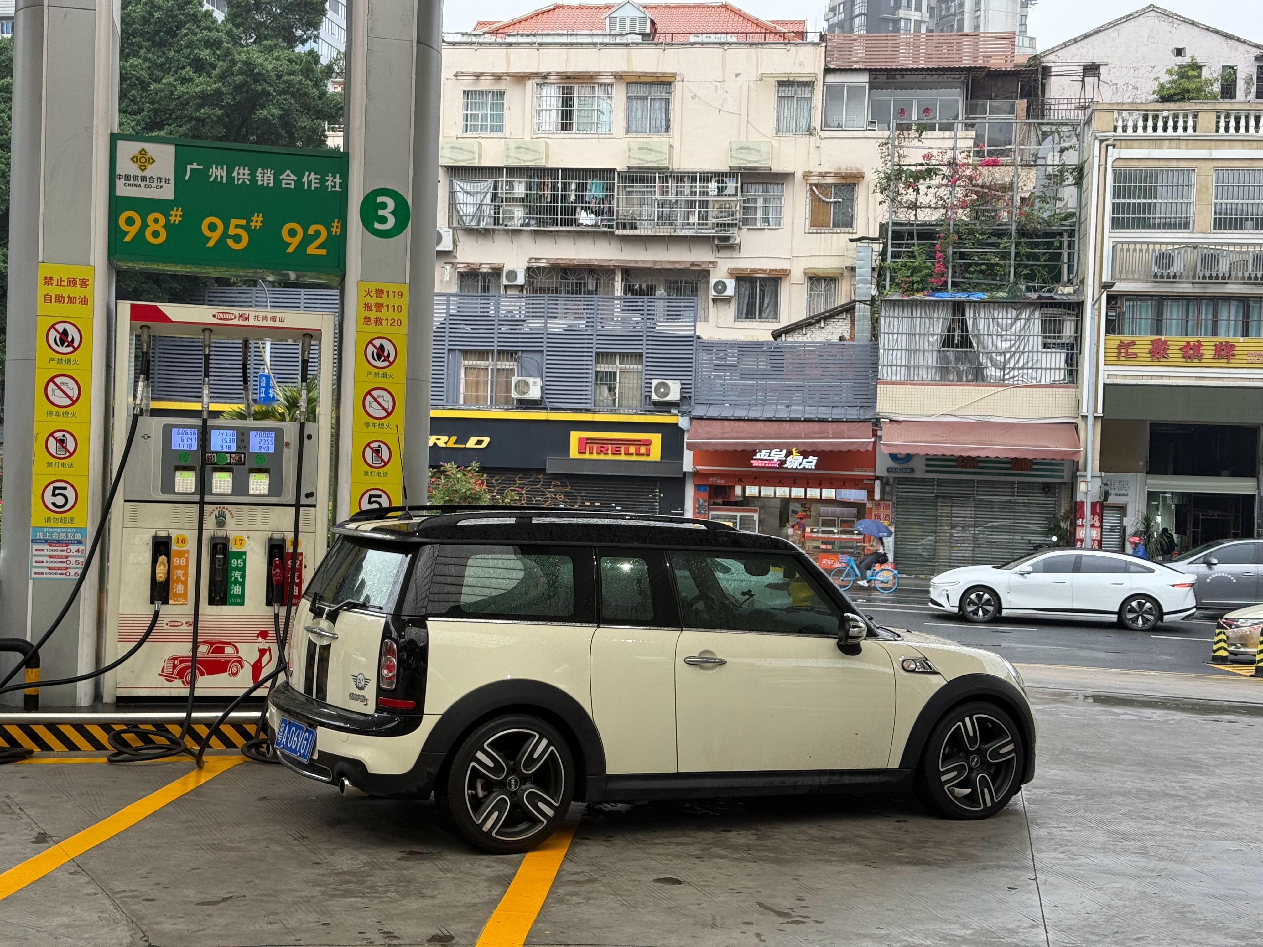 应该是最帅的加油姿态