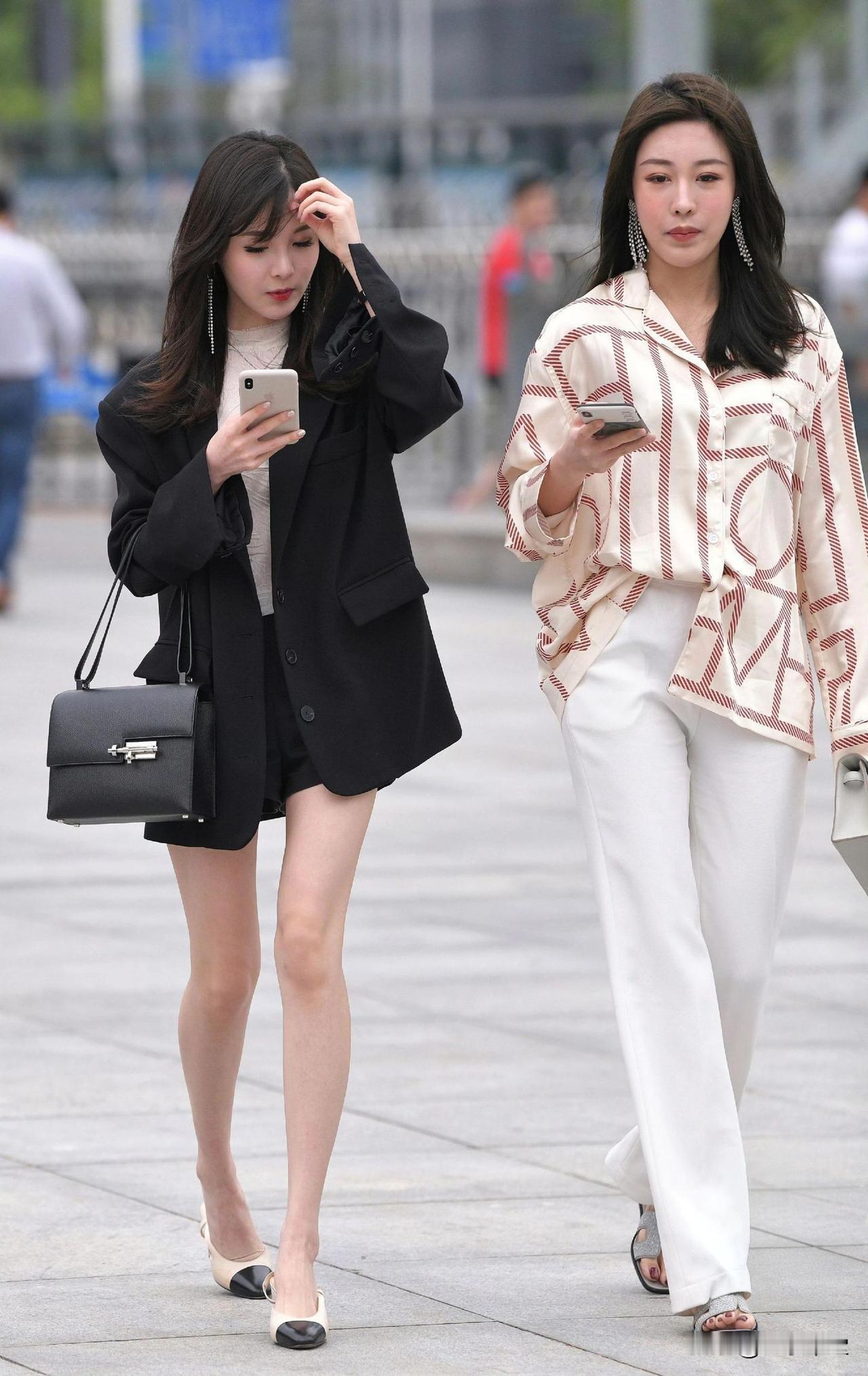 都市街头的闺蜜穿搭范本！