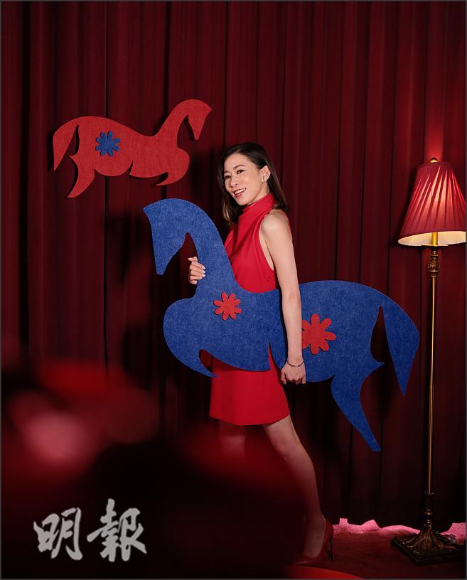 明报：佘诗曼马年暂放繁忙工作艺术无顶峰期待新角色与突破佘诗曼去年凭《新闻女王