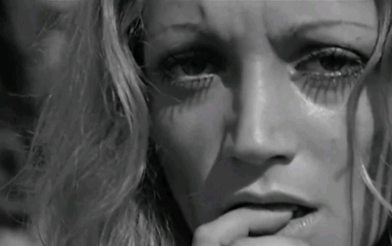 1942年菲律宾沦陷，日军俘虏了大批美军，19岁女兵遭到日军残酷凌辱一名来自加州