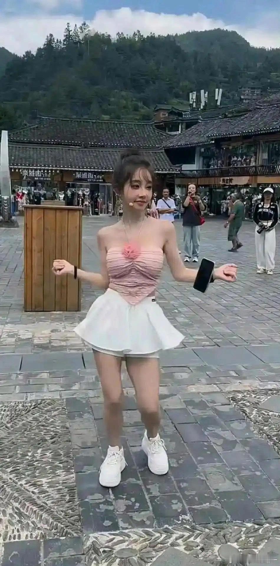 当年的网红一姐冯提莫怎么变这样了？？