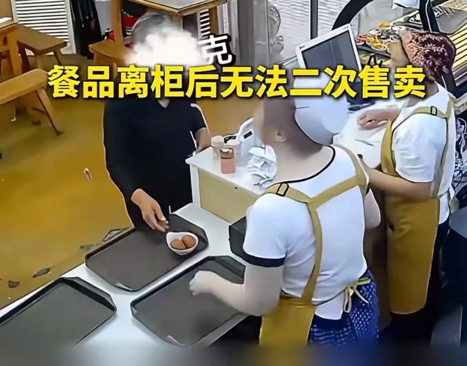 一碗早茶喝出“退蛋风波”：规则是底线，不是年纪大了就能破两名老人早餐点多了，