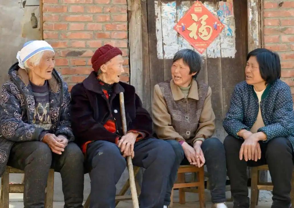 现在农村老人养老金基本分为两种：第一种，个人参加农村社会保障养老的，可分12档次