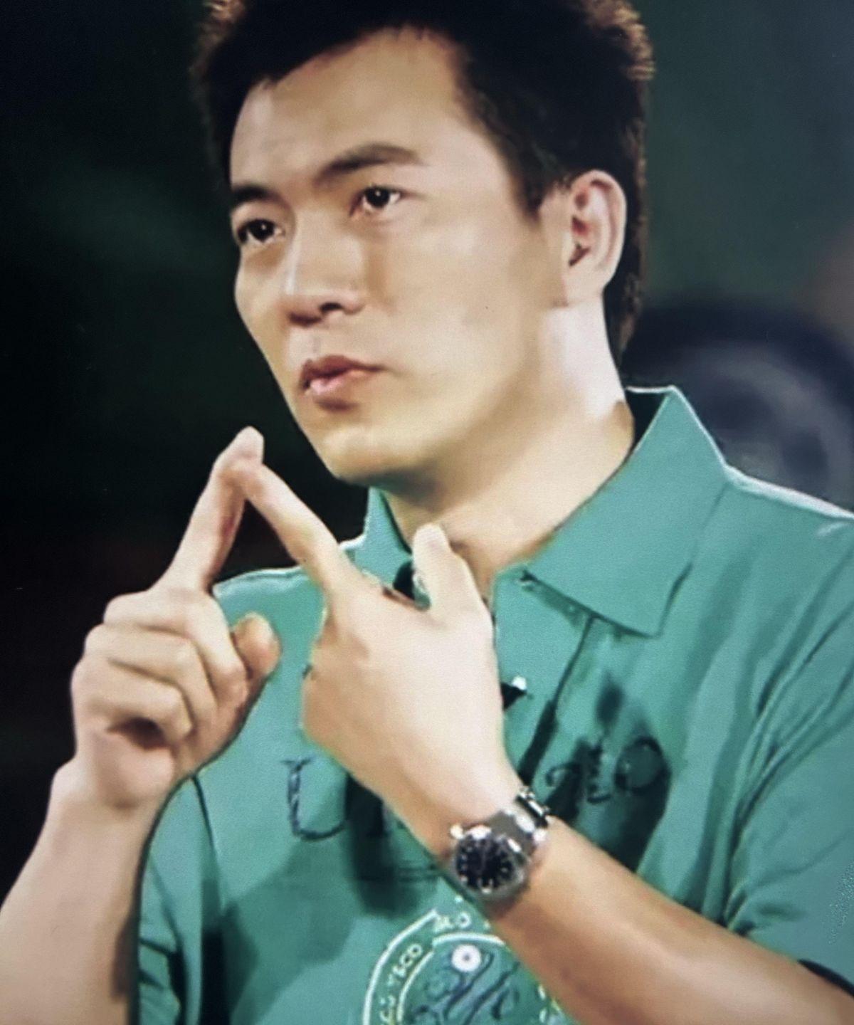 2006年情人节，别人收玫瑰，她收到一纸离婚协议。黄健翔的原配孙颖刚做完乳腺癌