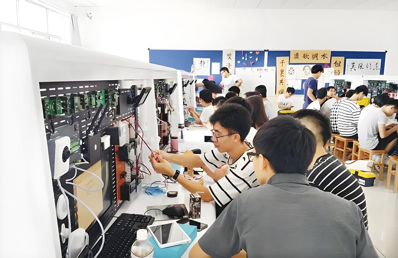 孩子读书压力大💦家长别瞎劝！真正有效的改善方法现在的中小学生，真的比我们小时