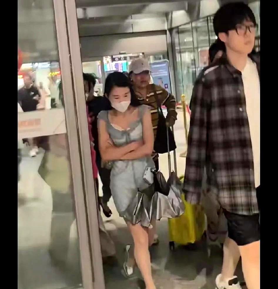 “加微信”三个字，把王楚钦逼到墙角。机场到车库五十米，镜头贴背，呼吸可闻。母