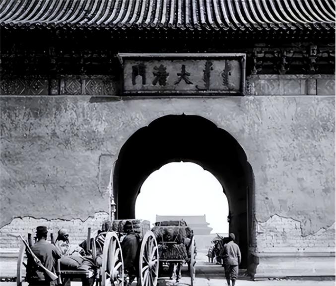 清政府被推翻后，孙中山想把"大清门"的牌匾改刻"中华门"，然而工匠把牌匾拆下之后