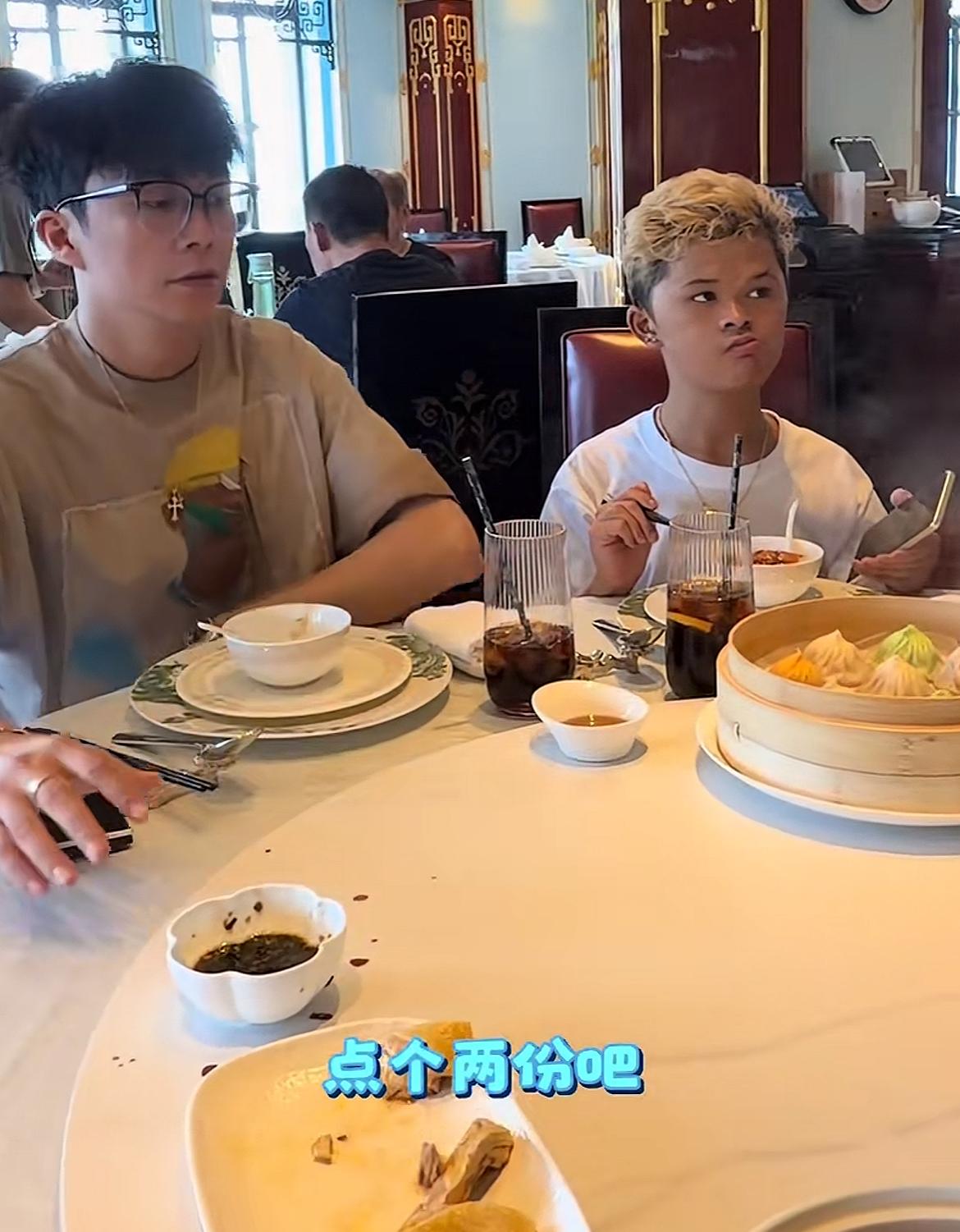 “小马云”范小勤这次真的是开眼了居然到和平饭店吃饭，50块钱一瓶的可乐看着跟外