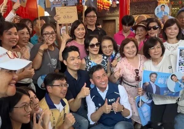 攻沈伯洋地盘人气旺！蒋万安走8分钟才进殿台北市长蒋万安今天（27日）下午赴松