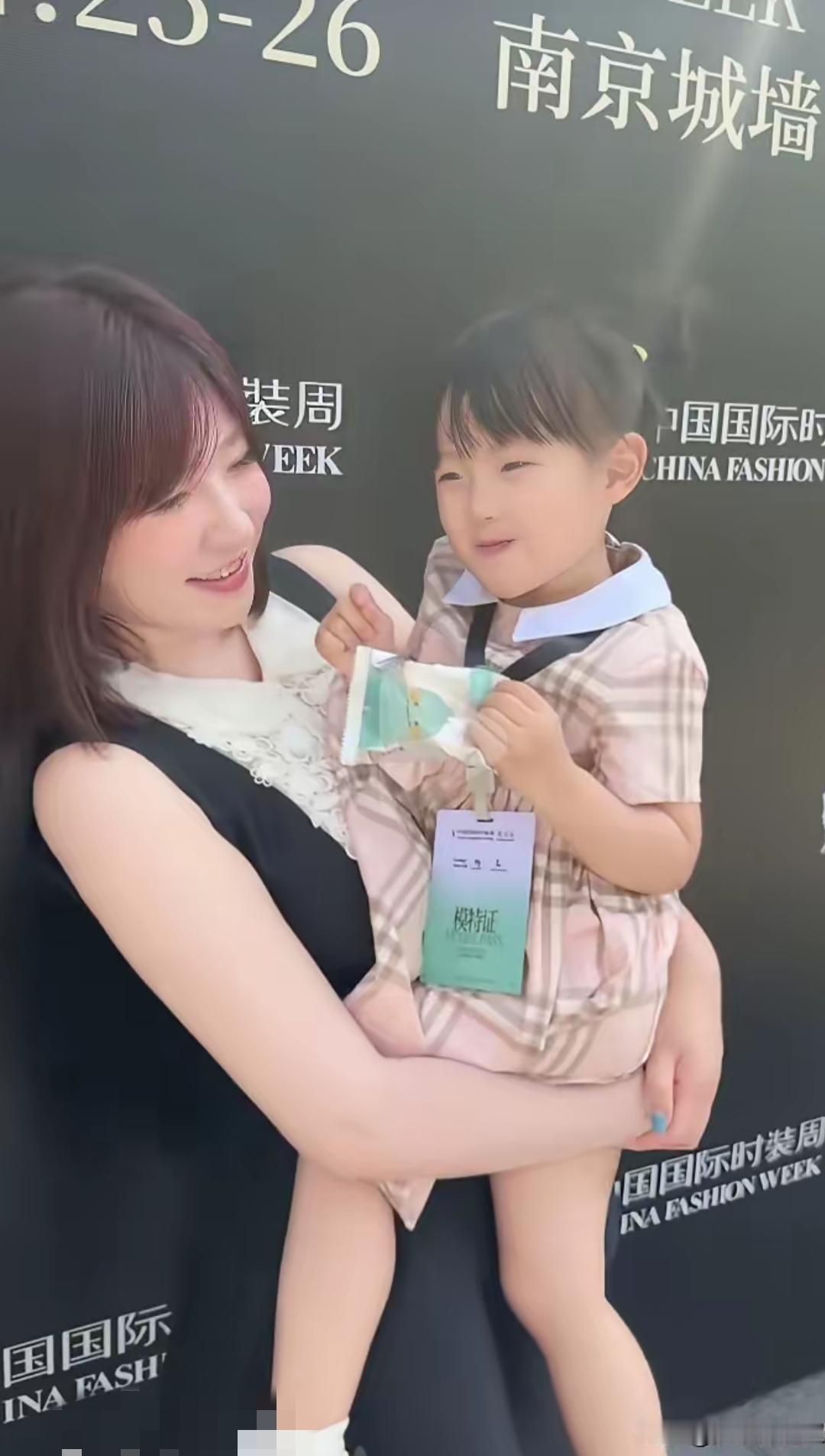 4月26日黄一鸣带女儿闪闪亮相南京国际时装周，单亲妈妈温柔又励志！4月26日