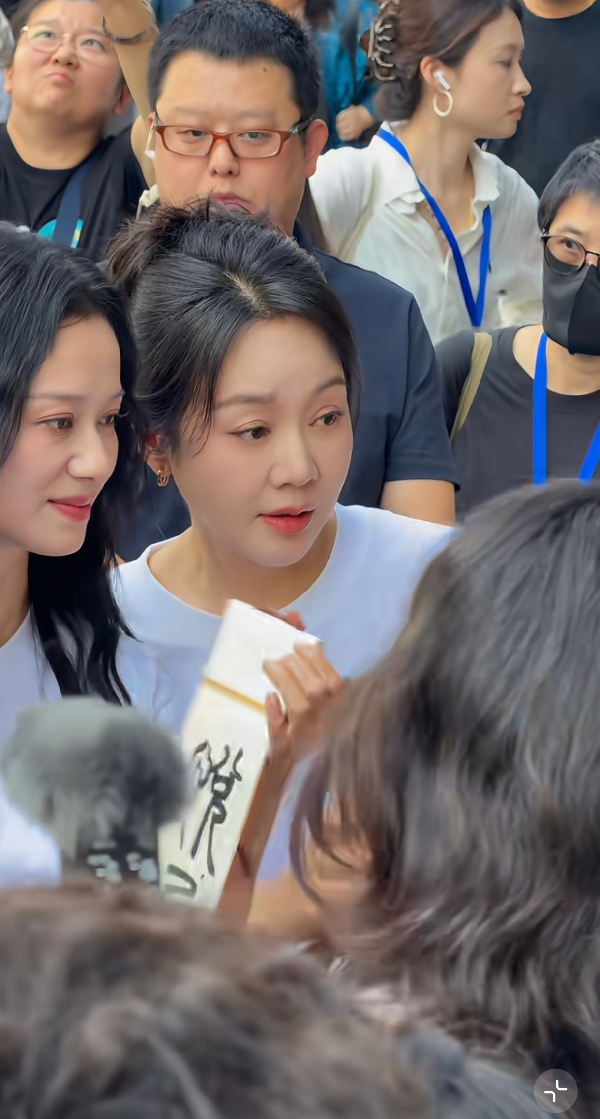 闫妮倪虹洁，两位姐姐好美，还是这种脸型抗老，看完这状态，准备再看一遍小巷人家，太好看了。