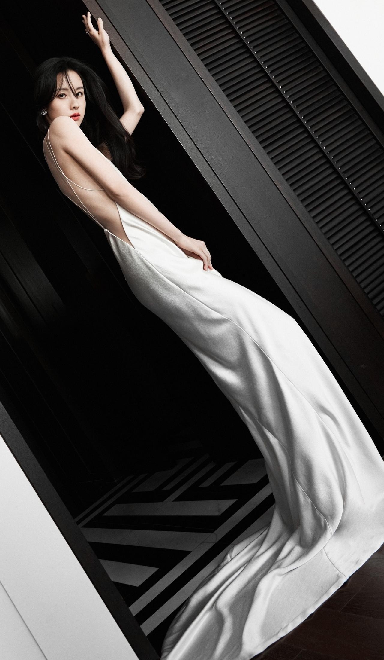 她推掉五部仙侠剧男主邀约，蹲在古籍修复室抄了三个月经卷，今年片酬却涨了200%。