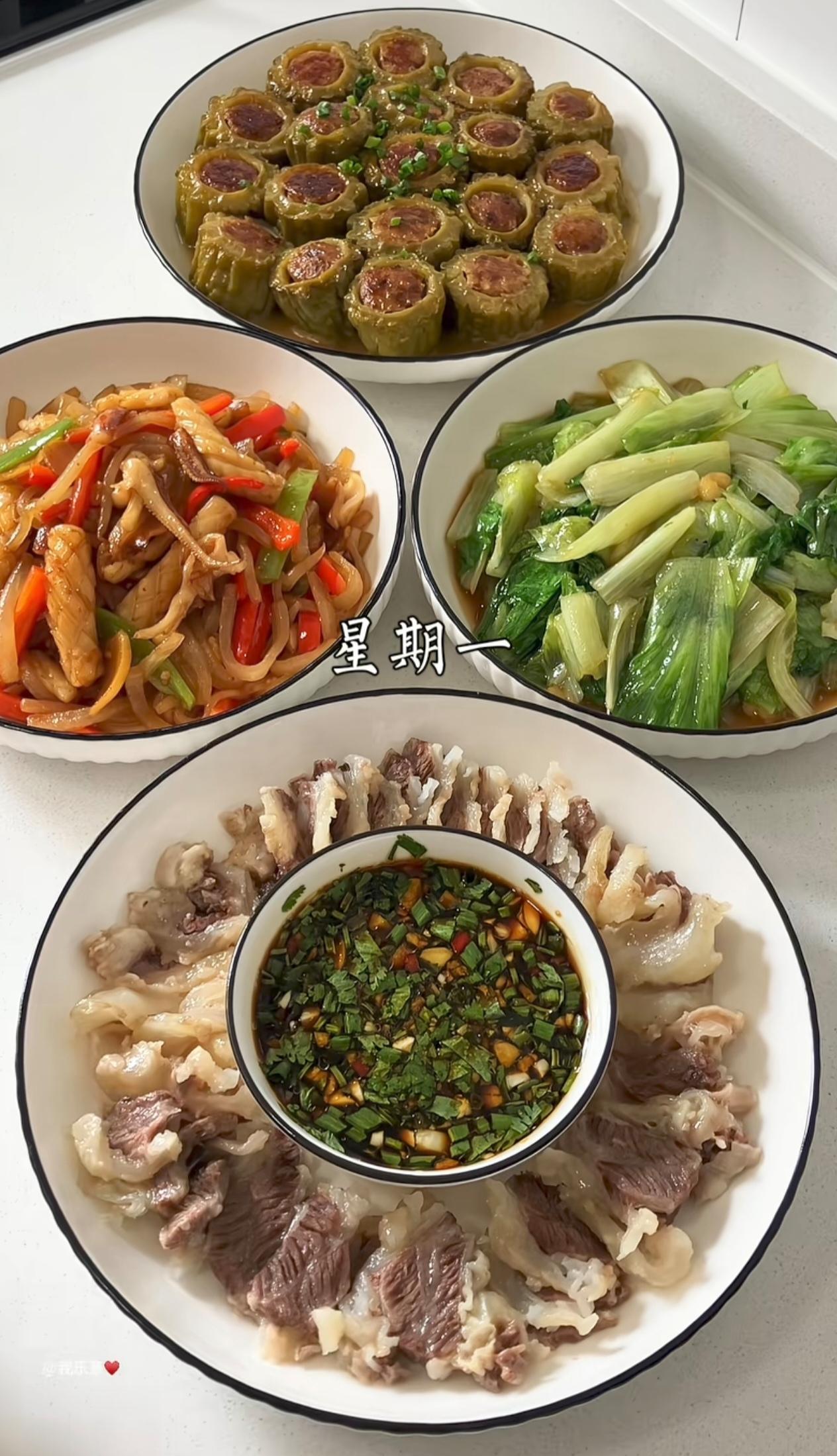 公司里一位长相出众的女同事，丈夫任职国企高管，家境富足安稳，日常起居都有保姆悉心