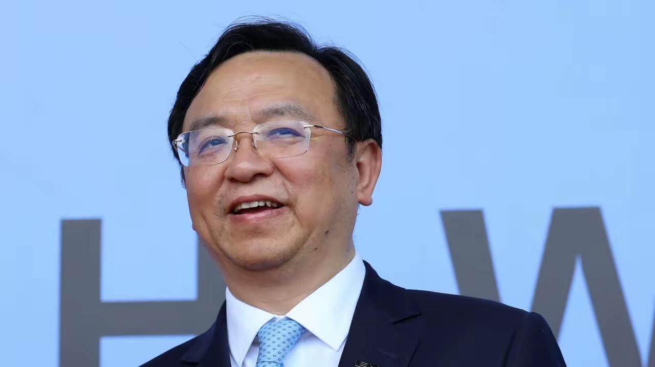 最近一组数据，看得人心里五味杂陈。2025年，比亚迪营收突破8000亿，吉利超3