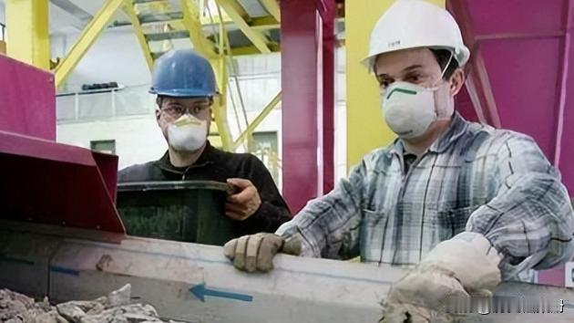 日本从马来西亚大肆进口稀土，这一下吉隆坡真慌了。马来西亚部长火速重申出口禁令，因