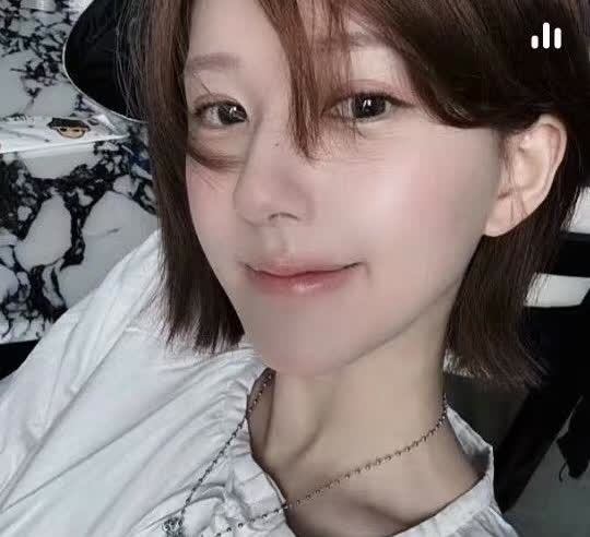 赵露思合同的事终于弄明白了！​2016年她和银河酷鱼签了10年约，收益五五分