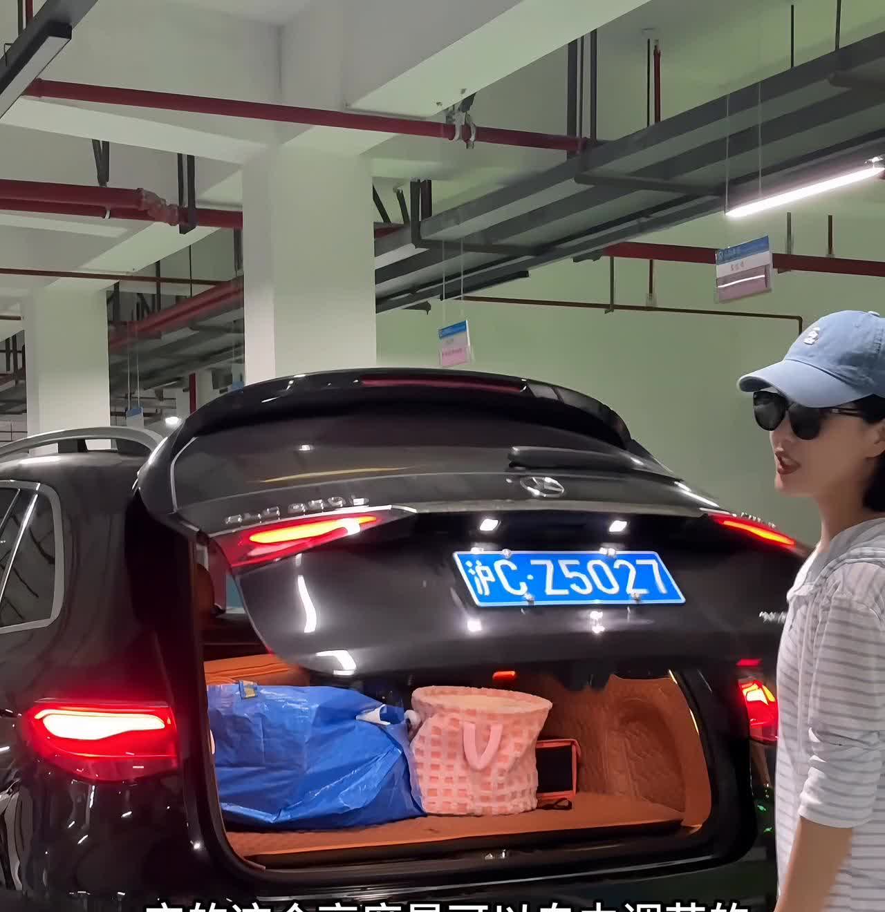奔驰GLC这几个冷门的小知识你一定要知道。·第一个：电动尾门的高度是可以自由