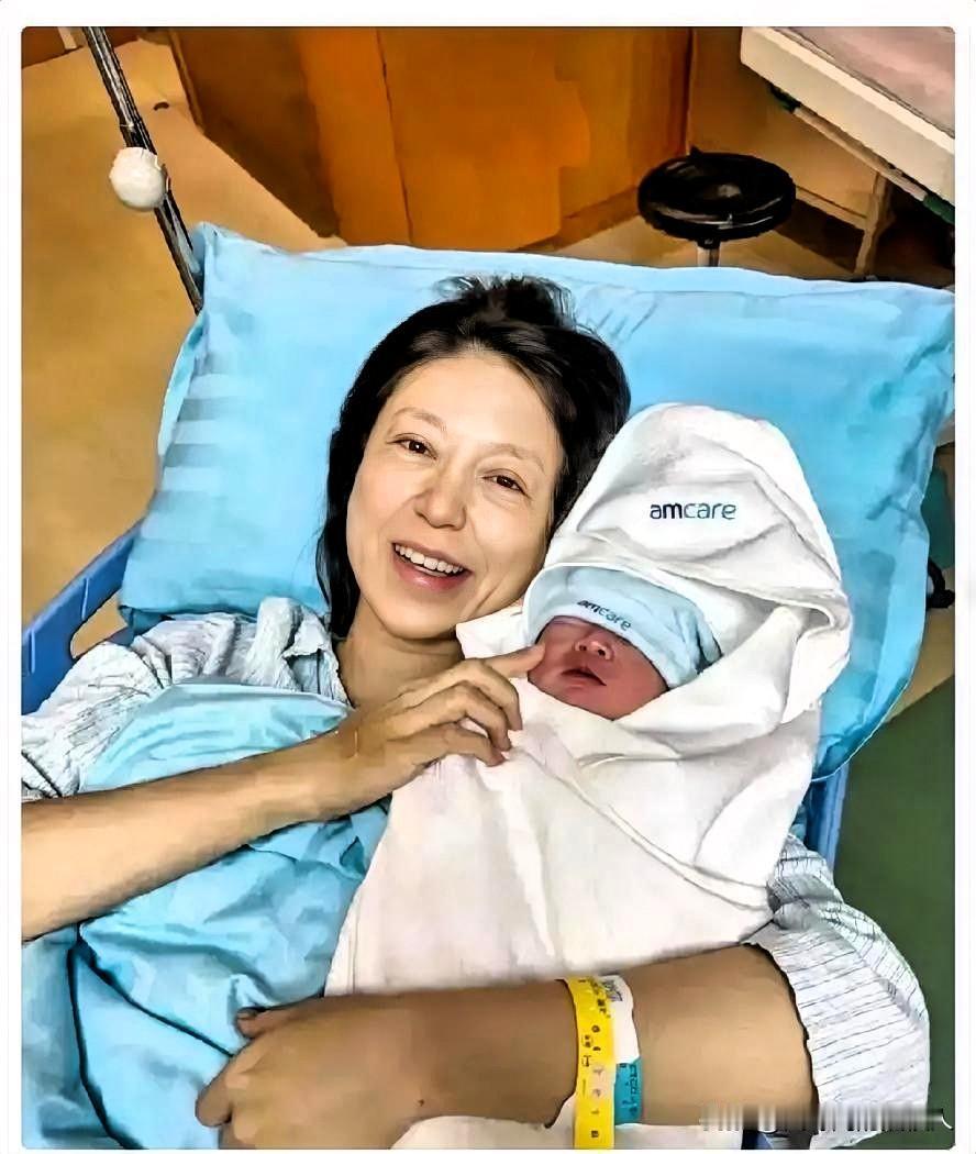 天呐！这得多大的勇气啊！昨天去医院上班的时候，遇到一位52岁的产妇，她是二胎