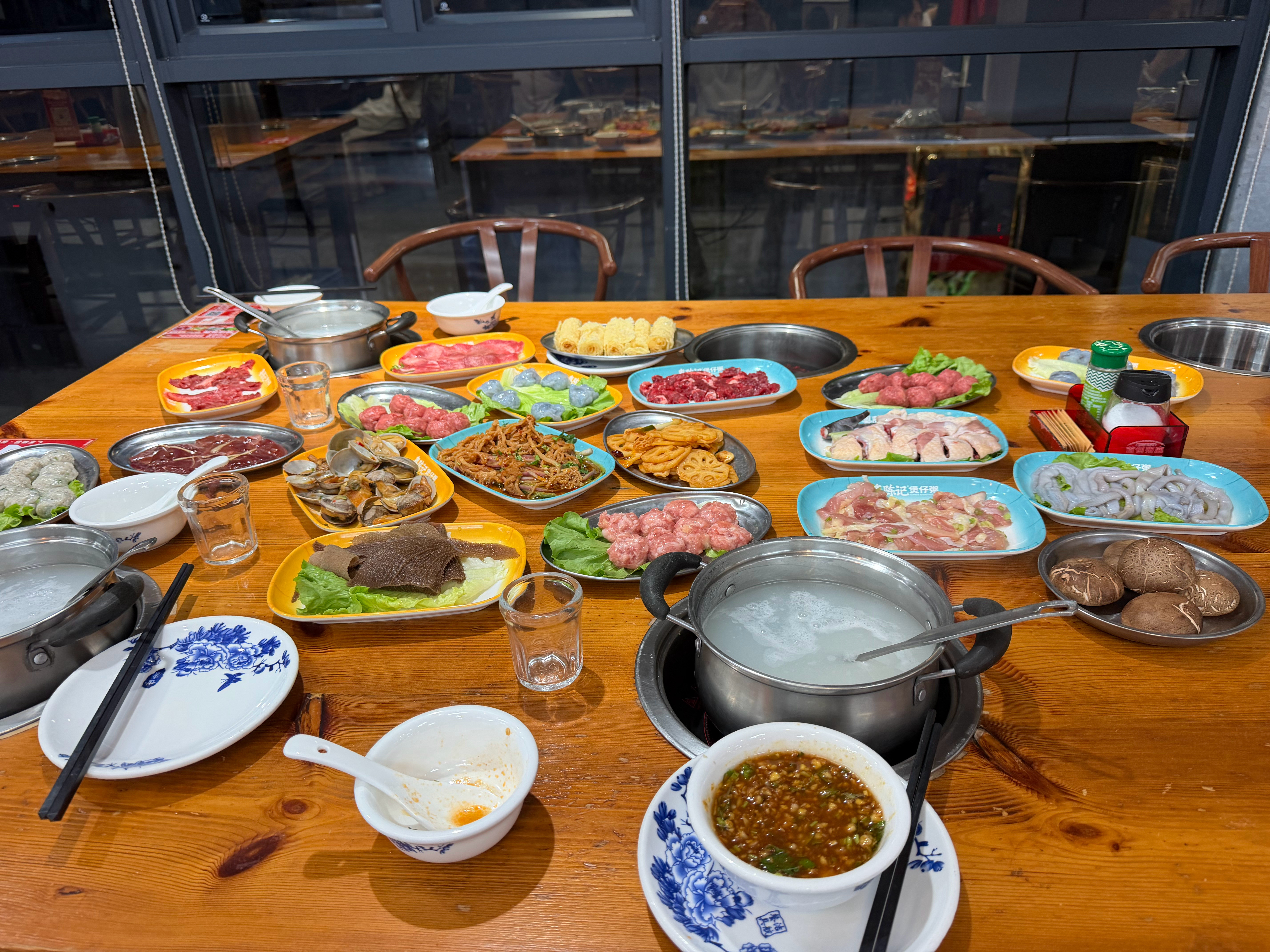 来广东必须吃个粥底火锅，配个沙茶酱​​​