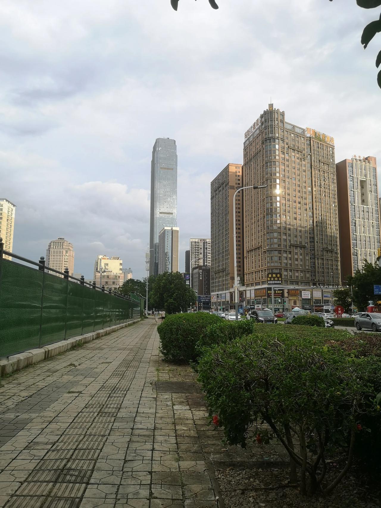 惠州第一高楼诚杰壹中心。惠州第一高楼在惠阳，也是惠阳的地标。远远望去高耸入云，与