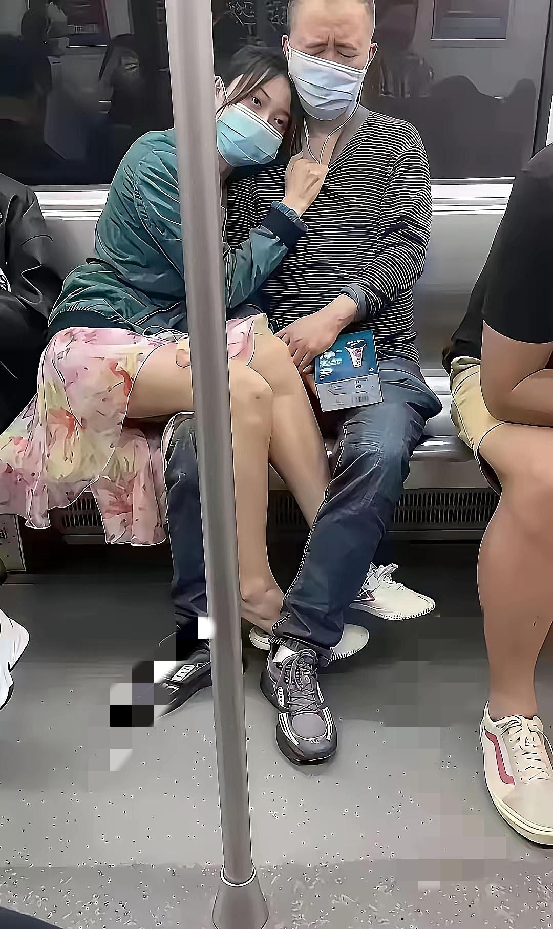 地铁里这幕真把我看愣了！一个看着二十来岁的姑娘，直接把腿搭在旁边大叔腿上