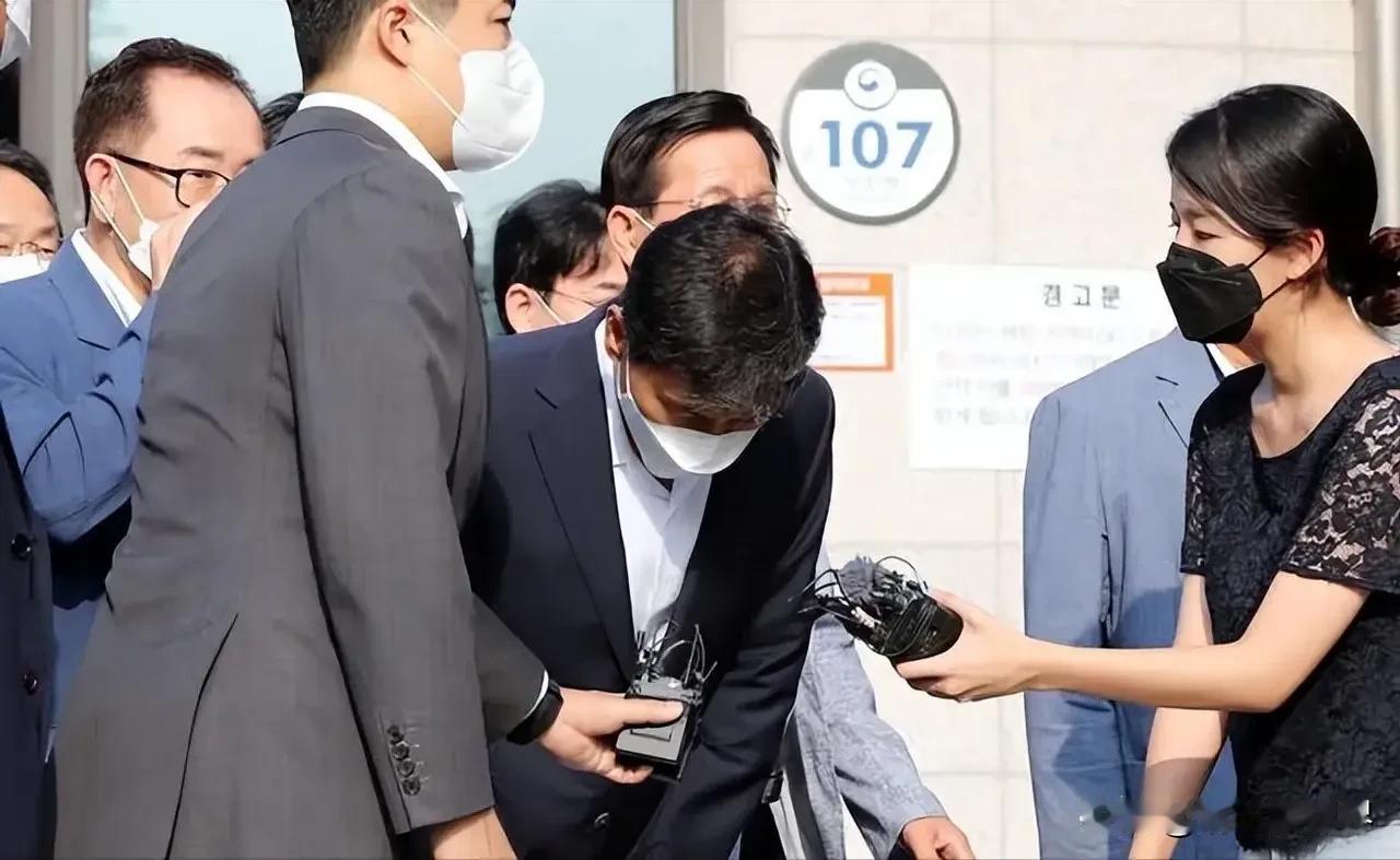 光州市长道歉也没用：双年展变卦不是误会，踩红线就得付代价光州双年展这事儿，