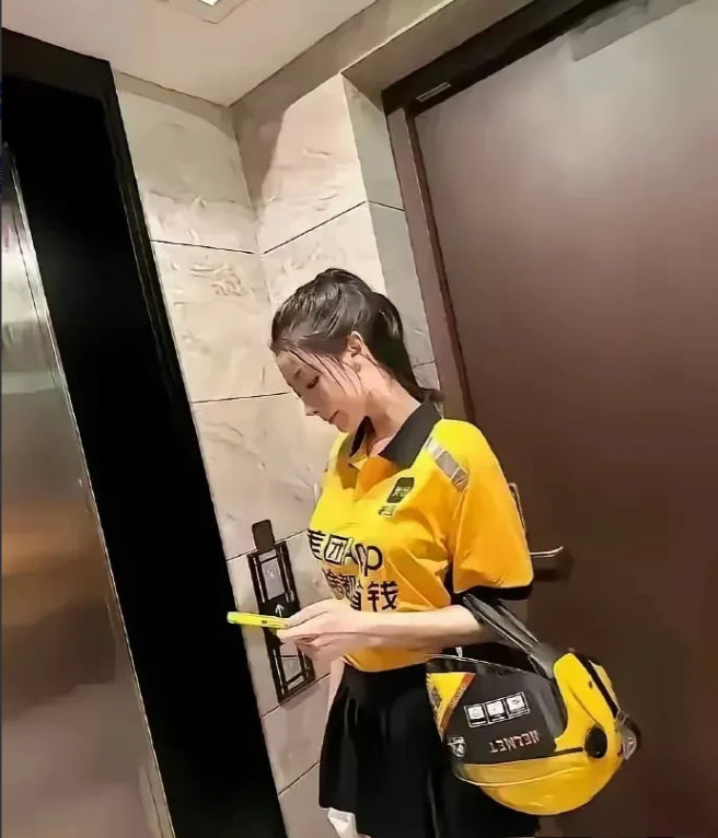 家人们，刷到个离谱事儿！有个女的，穿着外卖员的衣服，干干净净、整整齐齐的，一