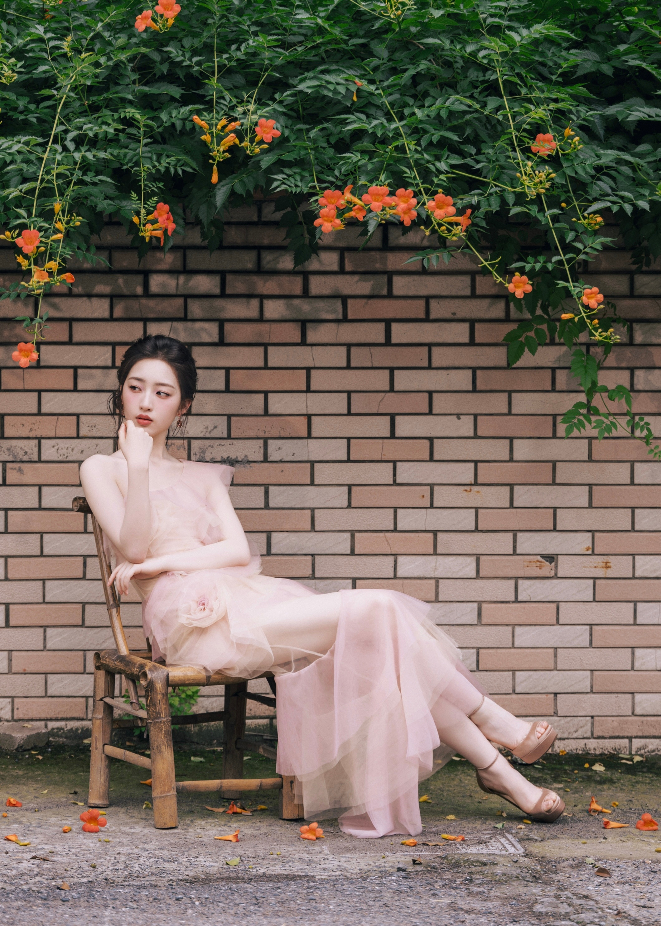 邓恩熙 粉纱缀花，临水成诗邓恩熙少女果然还是少女